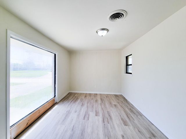 133 S Yaupon Street, Lake Jackson, TX 77566