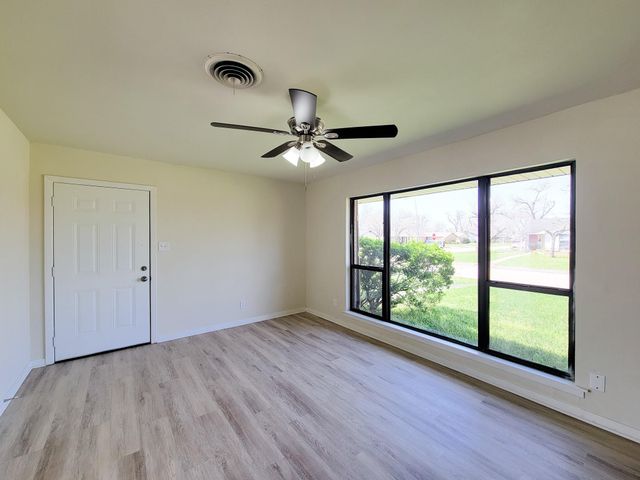 133 S Yaupon Street, Lake Jackson, TX 77566