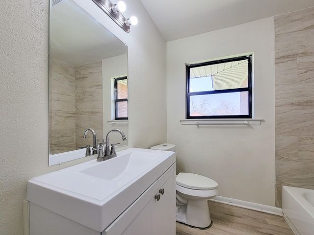 133 S Yaupon Street, Lake Jackson, TX 77566