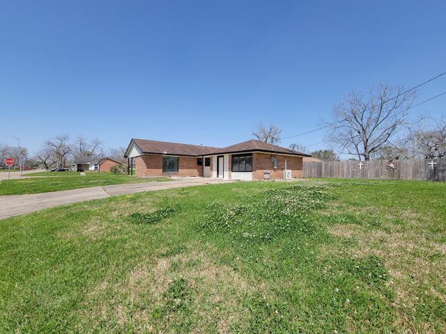 133 S Yaupon Street, Lake Jackson, TX 77566
