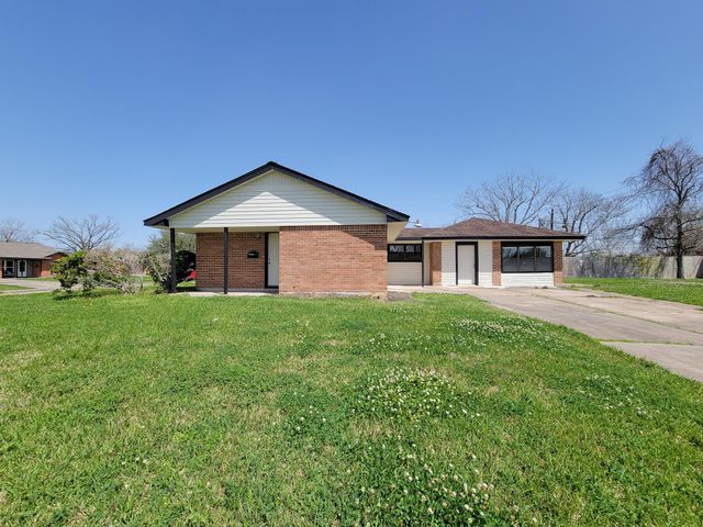 133 S Yaupon Street, Lake Jackson, TX 77566