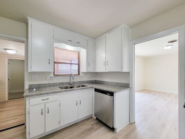 133 S Yaupon Street, Lake Jackson, TX 77566