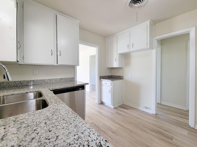 133 S Yaupon Street, Lake Jackson, TX 77566