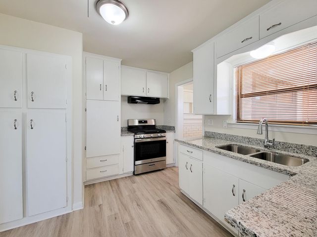 133 S Yaupon Street, Lake Jackson, TX 77566