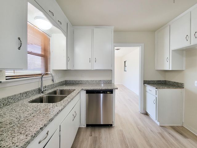 133 S Yaupon Street, Lake Jackson, TX 77566
