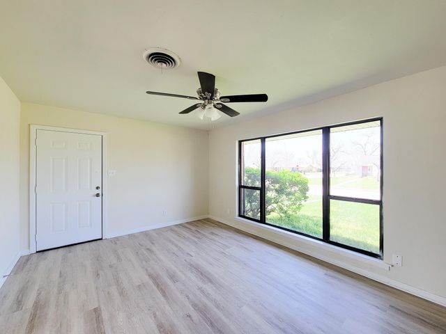 133 S Yaupon Street, Lake Jackson, TX 77566