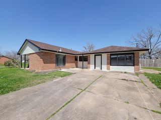 133 S Yaupon Street, Lake Jackson, TX 77566