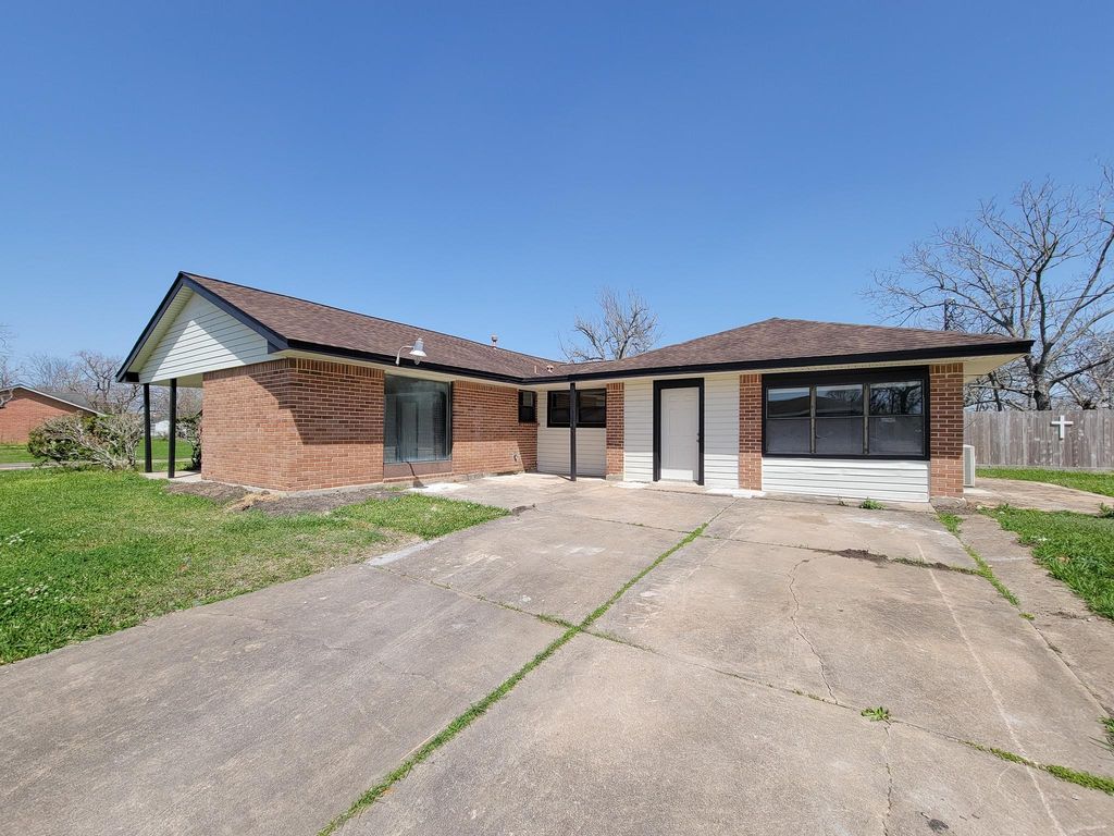 133 S Yaupon Street, Lake Jackson, TX 77566