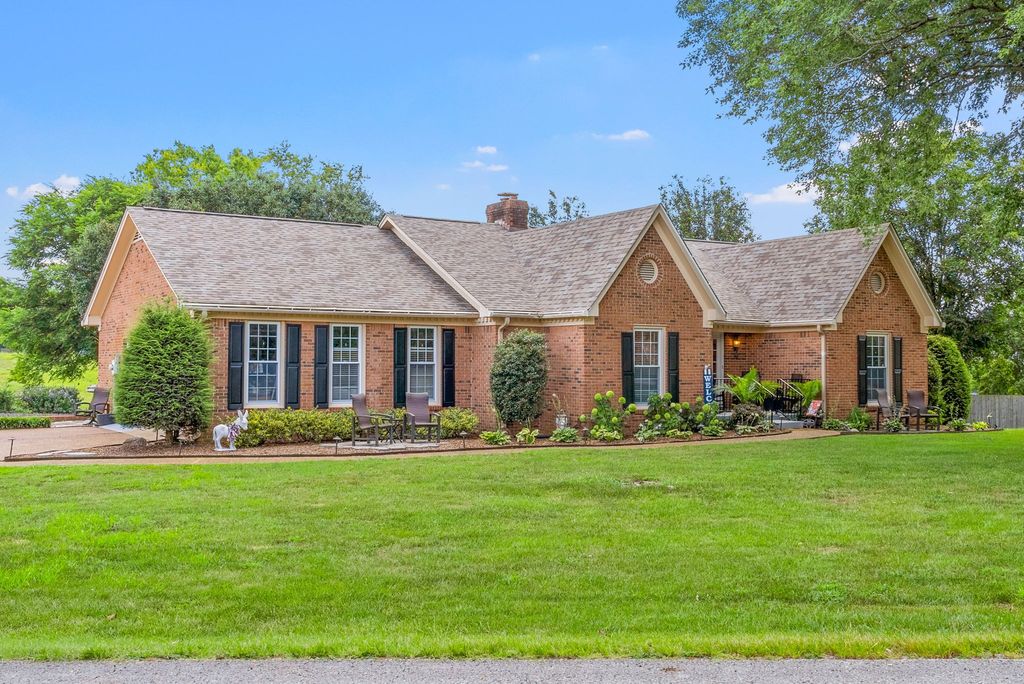 1415 Spainwood St, Columbia, TN 38401