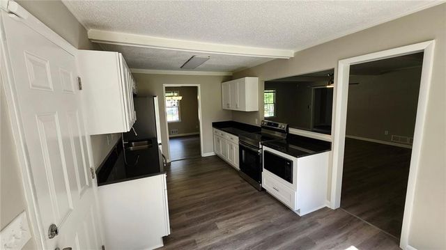 1007 Strawberry Lane, Ellenwood, GA 30294