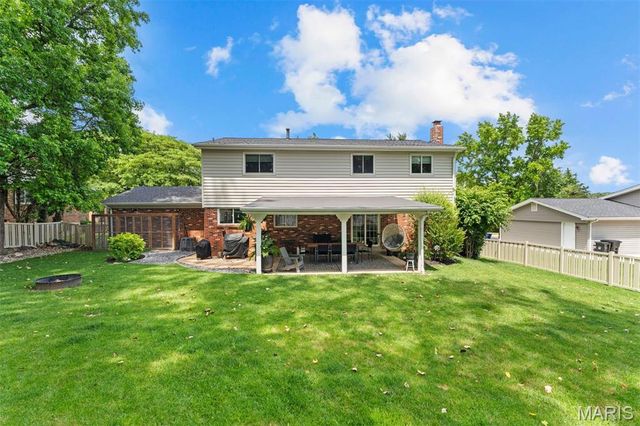 1044 Dutch Mill Drive, Ballwin, MO 63011