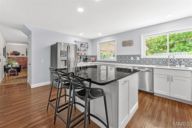 1044 Dutch Mill Drive, Ballwin, MO 63011