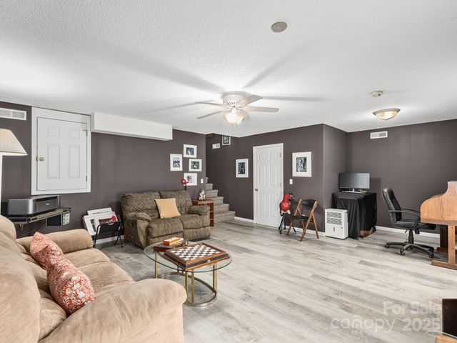 34 Wyntree Drive, Asheville, NC 28803