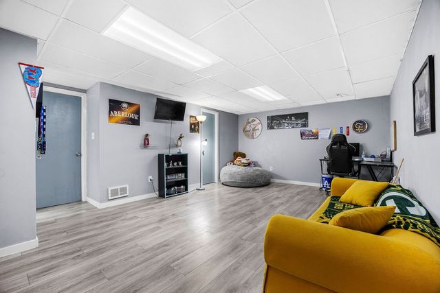 8704 Snapdragon Lane, Urbandale, IA 50322