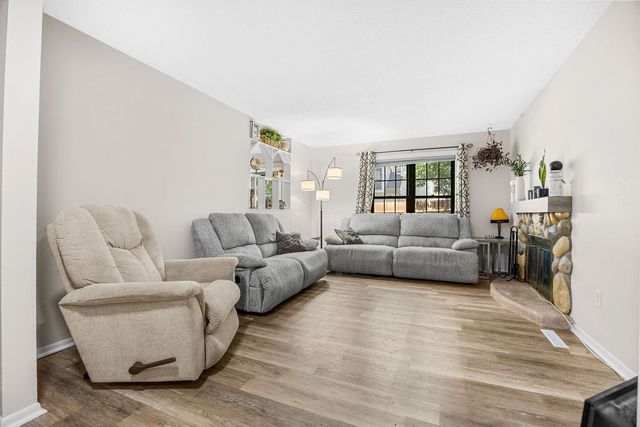 8704 Snapdragon Lane, Urbandale, IA 50322