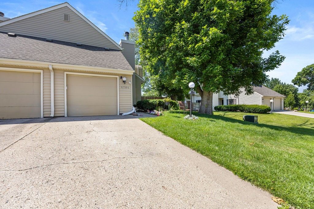 8704 Snapdragon Lane, Urbandale, IA 50322