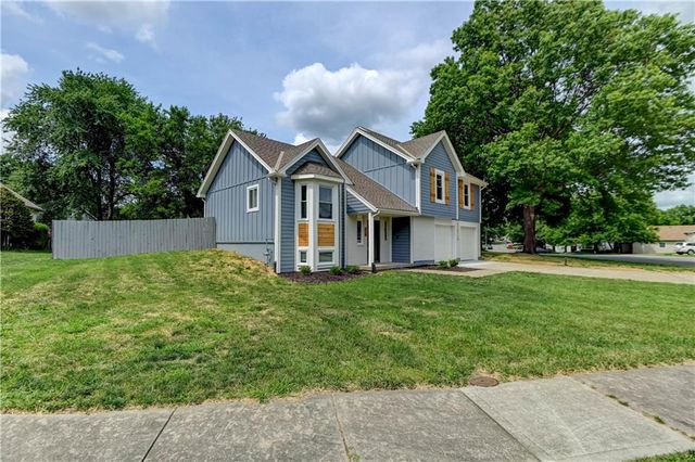 412 Deerfield Court, Lee's Summit, MO 64086