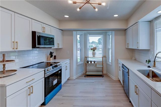 412 Deerfield Court, Lee's Summit, MO 64086