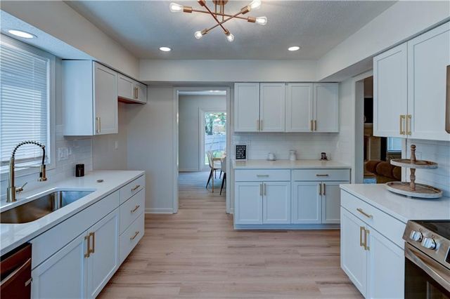 412 Deerfield Court, Lee's Summit, MO 64086