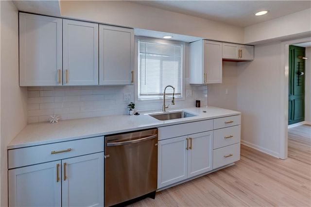 412 Deerfield Court, Lee's Summit, MO 64086