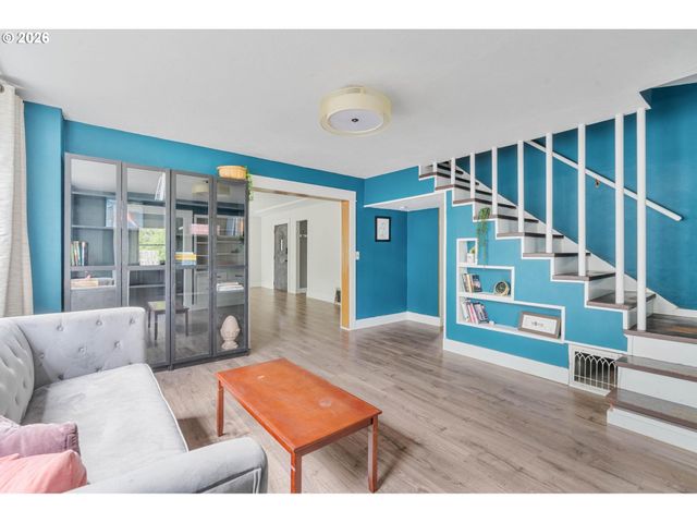 223 Ne ROSA PARKS Way, Portland, OR 97211