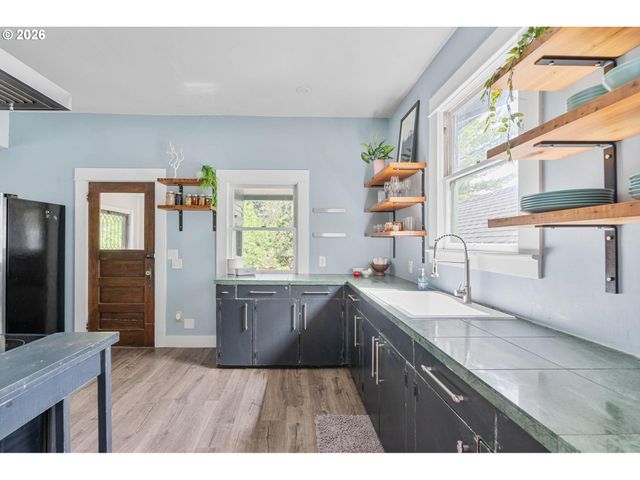 223 Ne ROSA PARKS Way, Portland, OR 97211