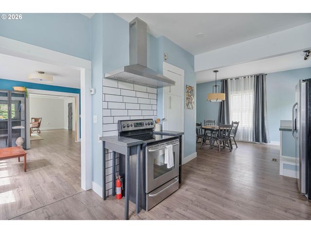 223 Ne ROSA PARKS Way, Portland, OR 97211