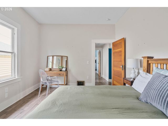 223 Ne ROSA PARKS Way, Portland, OR 97211