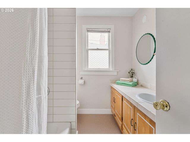 223 Ne ROSA PARKS Way, Portland, OR 97211