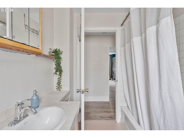 223 Ne ROSA PARKS Way, Portland, OR 97211
