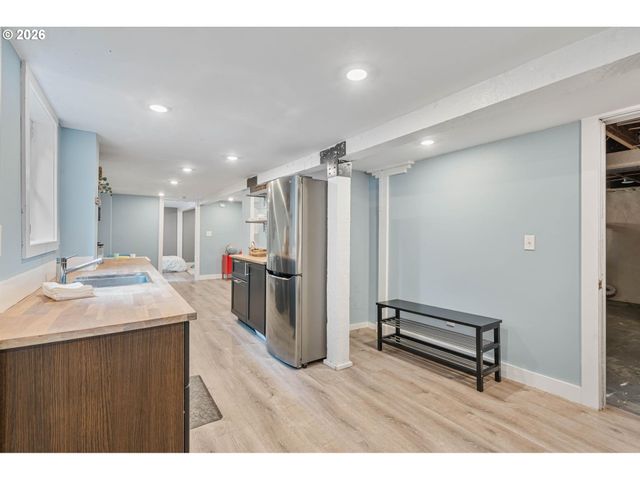 223 Ne ROSA PARKS Way, Portland, OR 97211
