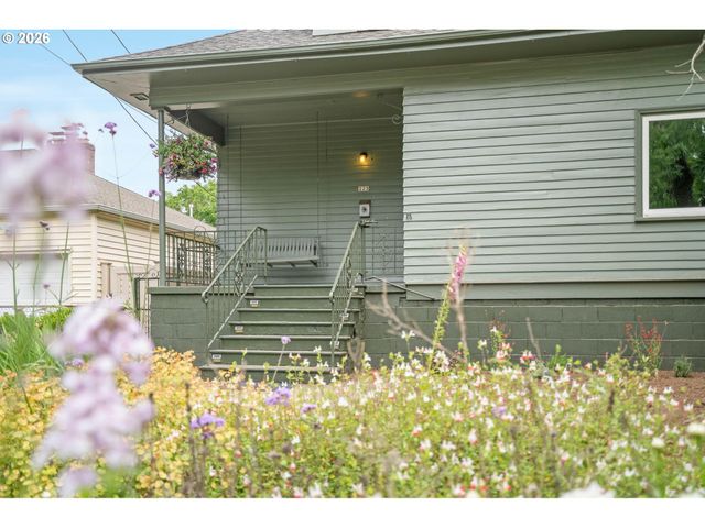 223 Ne ROSA PARKS Way, Portland, OR 97211