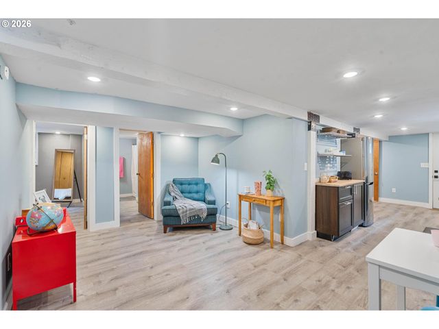 223 Ne ROSA PARKS Way, Portland, OR 97211