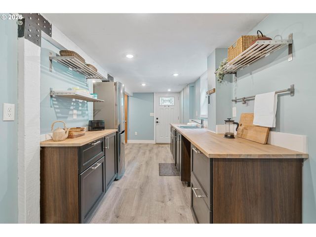 223 Ne ROSA PARKS Way, Portland, OR 97211