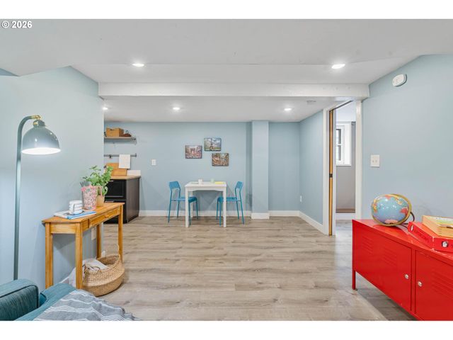 223 Ne ROSA PARKS Way, Portland, OR 97211