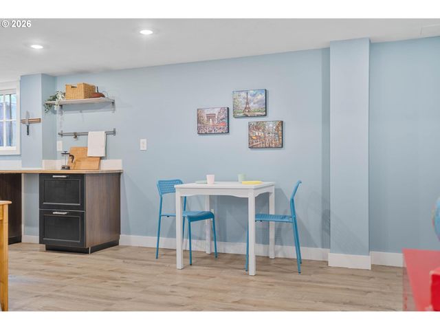 223 Ne ROSA PARKS Way, Portland, OR 97211