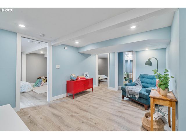 223 Ne ROSA PARKS Way, Portland, OR 97211