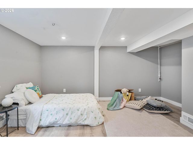 223 Ne ROSA PARKS Way, Portland, OR 97211