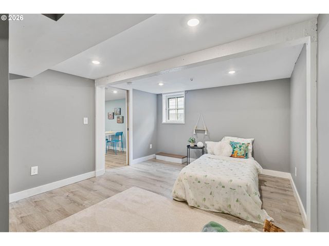 223 Ne ROSA PARKS Way, Portland, OR 97211