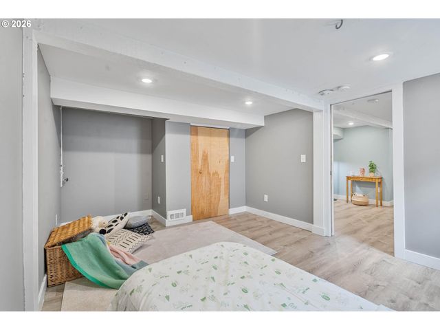 223 Ne ROSA PARKS Way, Portland, OR 97211