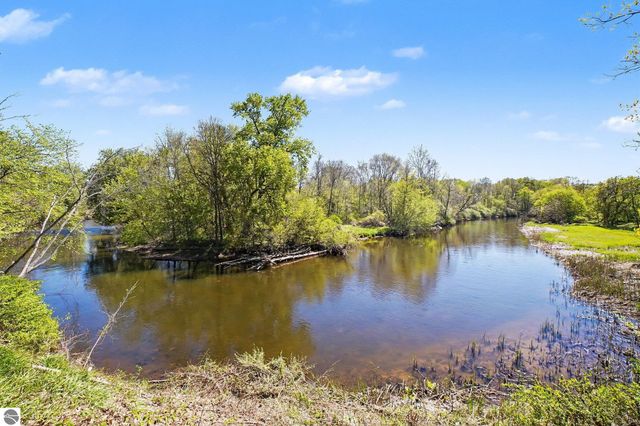 4381 W Pine River Road, St Louis, MI 48880