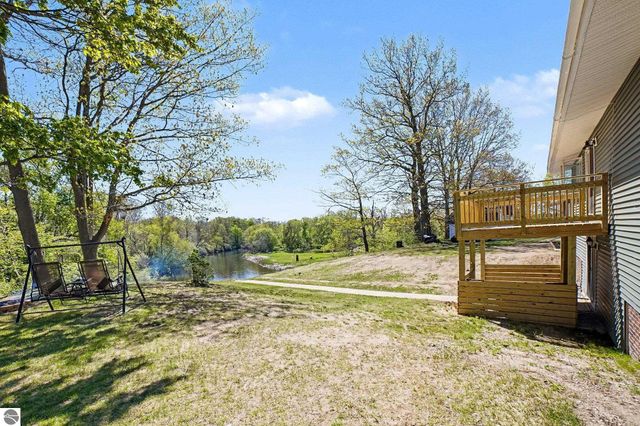 4381 W Pine River Road, St Louis, MI 48880
