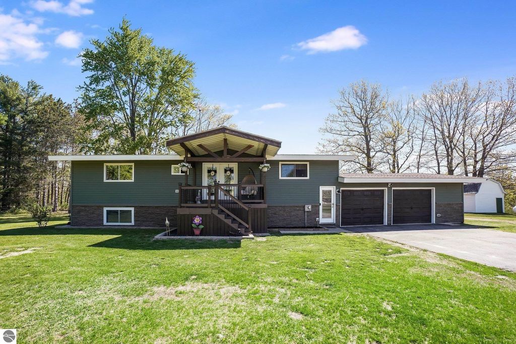 Image 1 of property listing at 4381 W Pine River Road, St Louis, MI 48880
