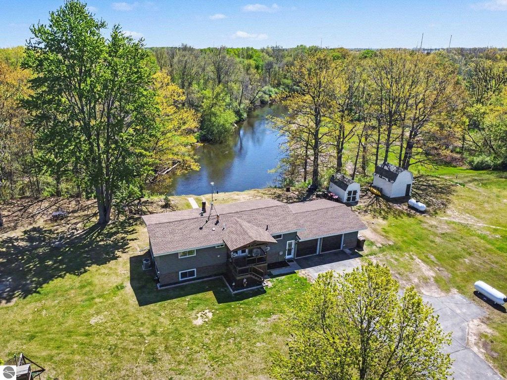 Image 2 of property listing at 4381 W Pine River Road, St Louis, MI 48880