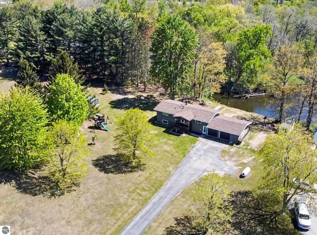 Image 31 of property listing at 4381 W Pine River Road, St Louis, MI 48880