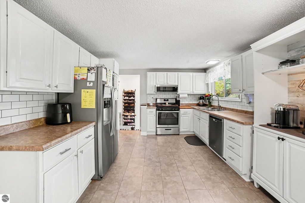 Image 4 of property listing at 4381 W Pine River Road, St Louis, MI 48880