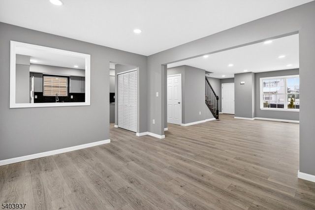 63 Scarlet Dr, Sayreville Boro, NJ 08859