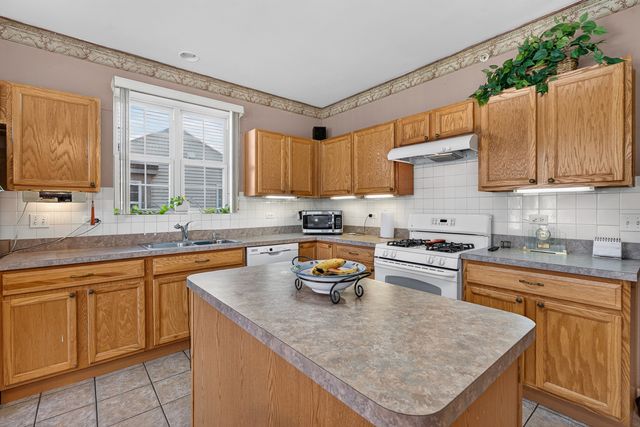 13732 Pineview Drive, Huntley, IL 60142