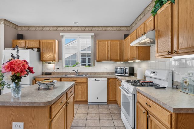 13732 Pineview Drive, Huntley, IL 60142