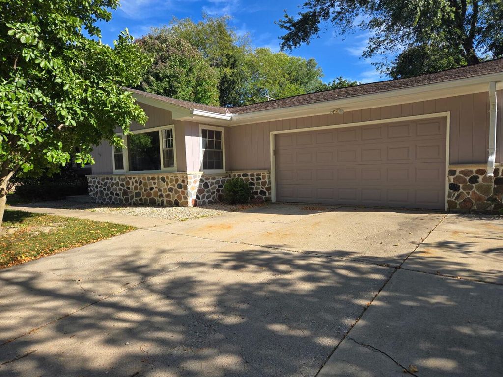 917 E Roberta AVENUE, Waukesha, WI 53186